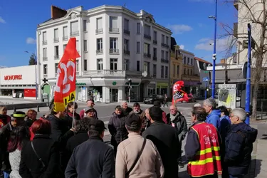 Les opposants à la réforme des retraites se mobilisent à l'occasion de la marche pour le climat à Montluçon
