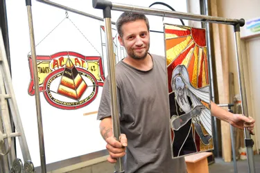 Clovis Nébot exerce le métier séculaire de vitrailliste dans son atelier à Diou