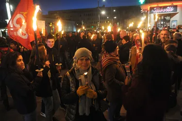 Une manifestation aux flambeaux dans les rues de Moulins pour exiger le retrait de la réforme des retraites