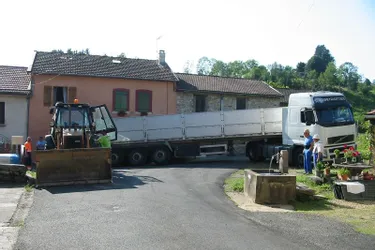 Lieu-dit Le Chambon : un camionneur espagnol coince son poids lourd en suivant son GPS