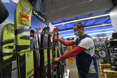 En Corrèze, les magasins Intersport vides de raquettes et luges, mais plein de skis