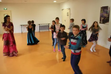 Les enfants dansent à l’accueil de loisirs