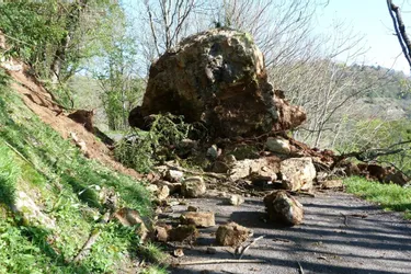 Perpezac-le-Blanc : Un rocher coupe la route des Puys