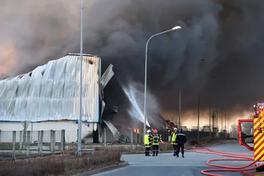 Un entrepôt de stockage ravagé par un violent incendie à Thiers