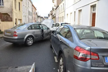 Deux voitures s'accrochent rue Barathon à Montluçon (Allier)