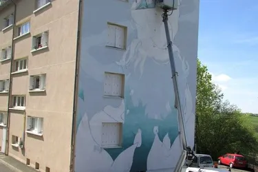 Depuis lundi, l’artiste Russ réalise une œuvre grand format sur un immeuble mauriacois
