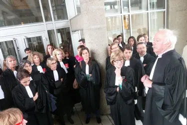 Une soixantaine d'avocats se mobilisent devant le palais de justice