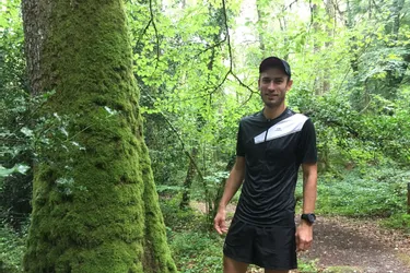 Sébastien Parayre trimballe ses cannes entre les arbres de la forêt guérétoise