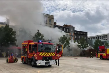 Un kiosque en feu sur la place de Jaude à Clermont-Ferrand