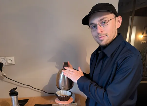 Un paysage de jungle luxuriante au Costa Rica avec une cascade d'eau et une végétation dense.