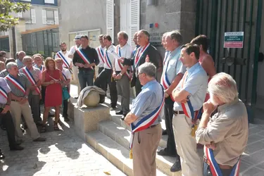 Une cinquantaine de maires de la Creuse devant la Préfecture ce samedi matin