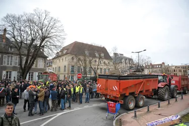200 agriculteurs venus avec 40 tracteurs ont manifesté leur colère ce lundi à Moulins et à Yzeure