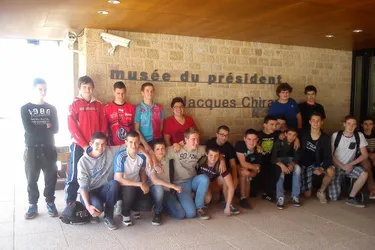 Des lycéens visitent le musée de Sarran