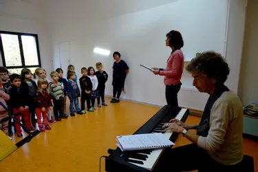 Isabelle Aboulker fait chanter les enfants en vue du conte musical « Si t’es jardin ! »