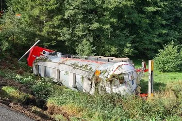 Un camion-citerne transportant de la soude se renverse au Brugeron (Puy-de-Dôme)