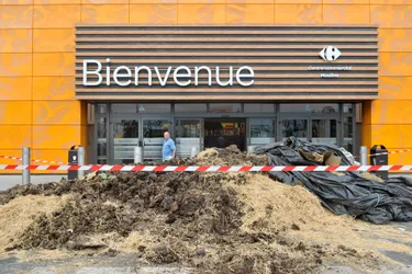 L'hypermarché Carrefour pris pour cible par les éleveurs en colère