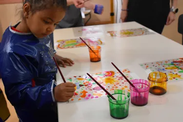 Des écoliers de maternelle de Tulle créent une chambre aux mille couleurs avec l'artiste Léonard Salle