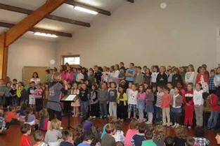 Deux cents enfants ont chanté ensemble