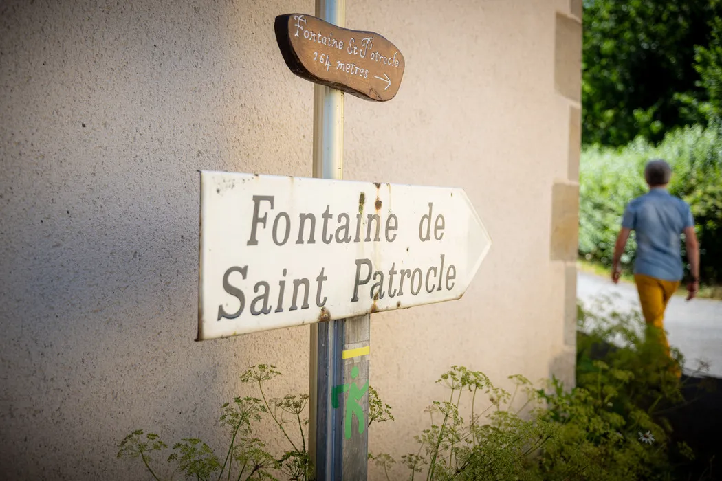 Carte Postale Ancienne Commentry – La Fontaine Saint Patrocle (03 Allier) – 1900