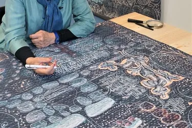L’artiste renoue avec la tapisserie en reprenant « La terre comme soi-même »