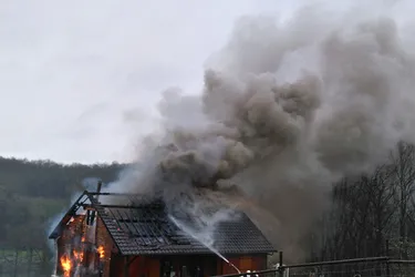 Un chalet entièrement détruit par un incendie