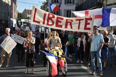 Huitième samedi consécutif de mobilisation contre le pass sanitaire à Montluçon (Allier)