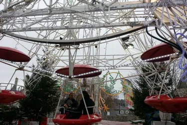 La grande roue dressée pour les fêtes place de la République