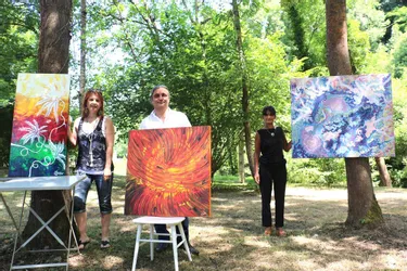Trois artistes exposent à l’ombre des arbres