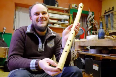 Il façonne ses instruments pour des musiciens en France et en Europe