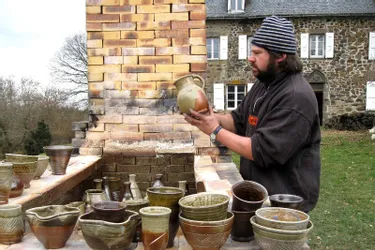 A Lavaurs de Jaleyrac, Gaspard Merckel tourne des poteries avec un indéniable talent