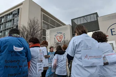 En colère, les infirmiers libéraux du Puy-de-Dôme se "saignent" au CHU de Clermont-Ferrand