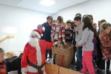 Les enfants de l’école fêtent Noël