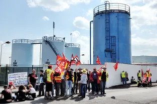 Des militants bloquent le dépôt de carburants de Cournon