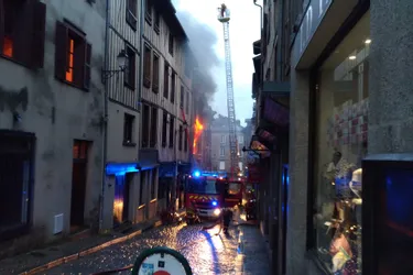 Incendie rue de la Boucherie à Limoges : en pyjama près du feu