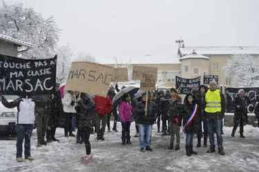 Parents et élus mobilisés contre la fermeture d'une classe à Marsac-en-Livradois (Puy-de-Dôme)