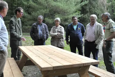 Trois petites communes bourbonnaises se sont associées pour acquérir trois tables bancs