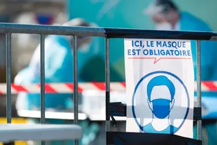 Le port du masque obligatoire aux abords des commerces de la station de ski du Lioran (Cantal)