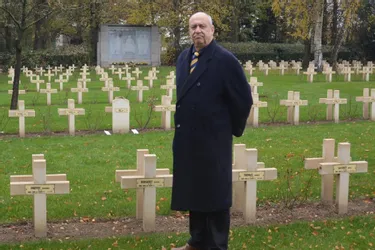 Habitant la Belgique, Patrick Lernout enquête sur 750 combattants français enterrés près de chez lui