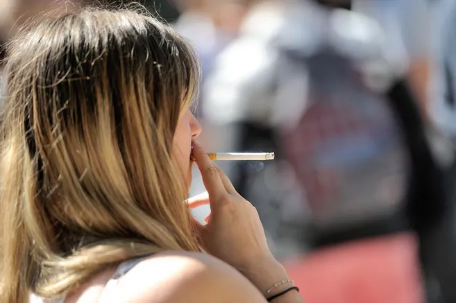 cigarette électronique cabestany La cigarette est-elle redevenue “cool” chez les jeunes ? Ce retour  inquiétant dans la pop culture
