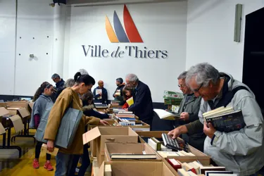 Affluence à la vente de livres usagés des médiathèques, à Thiers
