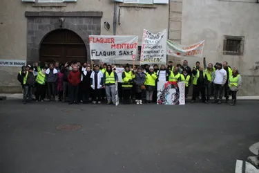 Fermeture de l'usine Bultex (Copirel) de Mazeyrat-d'Allier : des employés manifestent lors d'un comité de suivi à Brioude