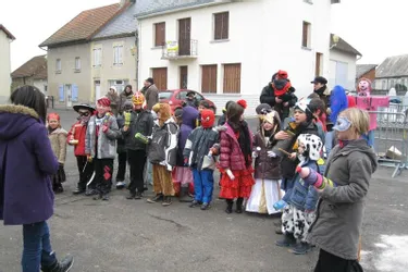 Les enfants paradent avec M. Carnaval