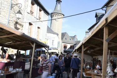 Une centaine de créateurs issus de toute la France s’exposent au fil des rues du centre historique