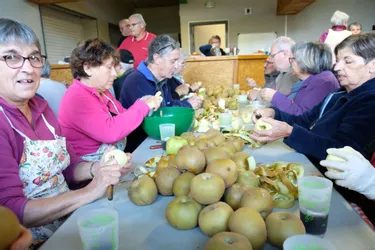 L’équipe de l'association Autour des Palhàs mobilisée pour la 25e édition de la foire à la pomme à Massiac (Cantal)