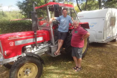 Un tracteur au camping de la Croix-Saint-Martin à Abrest (Allier)