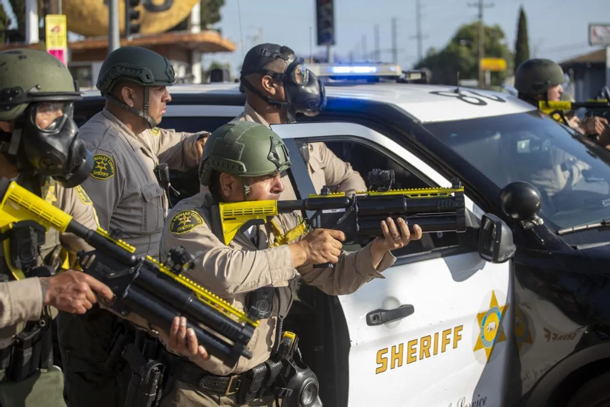 Vous amenez le chaos, on apporte les menottes" : la Garde nationale  déployée en Californie sur fond d'émeutes anti-expulsions - L'Écho  Républicain