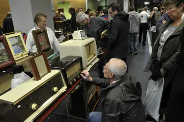 Vieux postes de radio, amplis, transistors en vedette dimanche, à Clermont