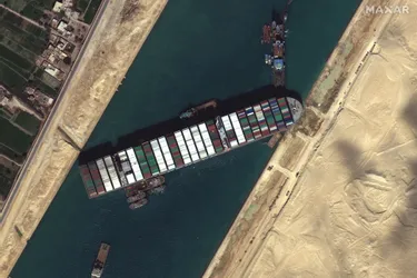 Nouvelles opérations pour dégager le canal de Suez bloqué par un géant des mers