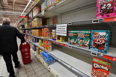 Les rayons de certains hypermarchés de Clermont-Ferrand se vident à cause du blocage des entrepôts