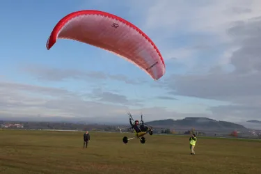 Deux personnes handicapées seules en parachute ascensionnel